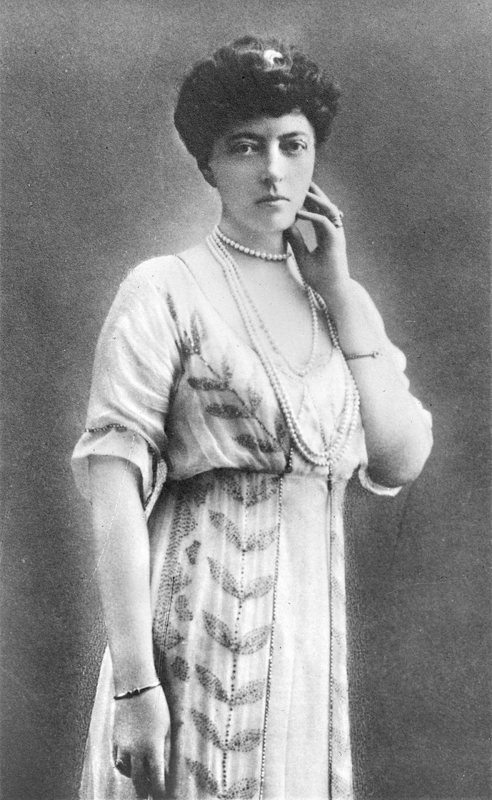 La grande-duchesse Anastasia de Russie, sautoir de perles - photographie d’époque