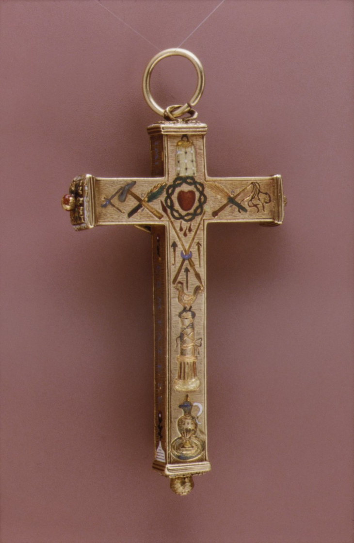 Pendentif en forme de croix, or et émail - The Met, New York