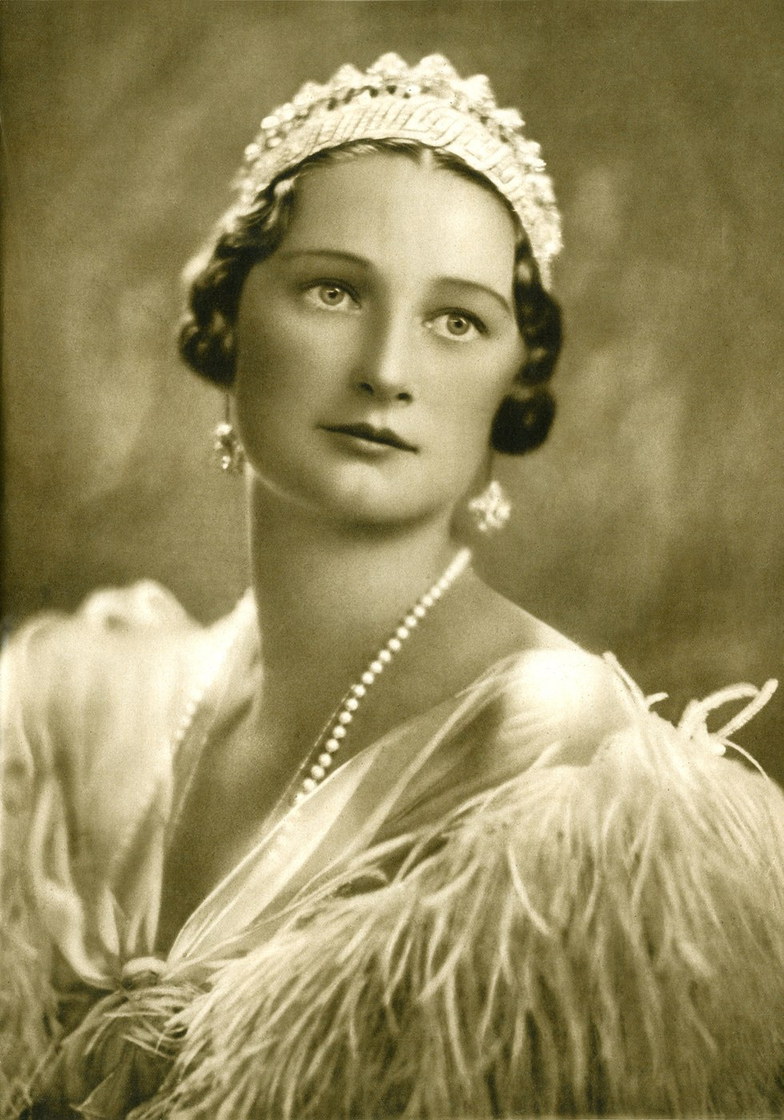 La reine Astrid en perles et diadème, 1935