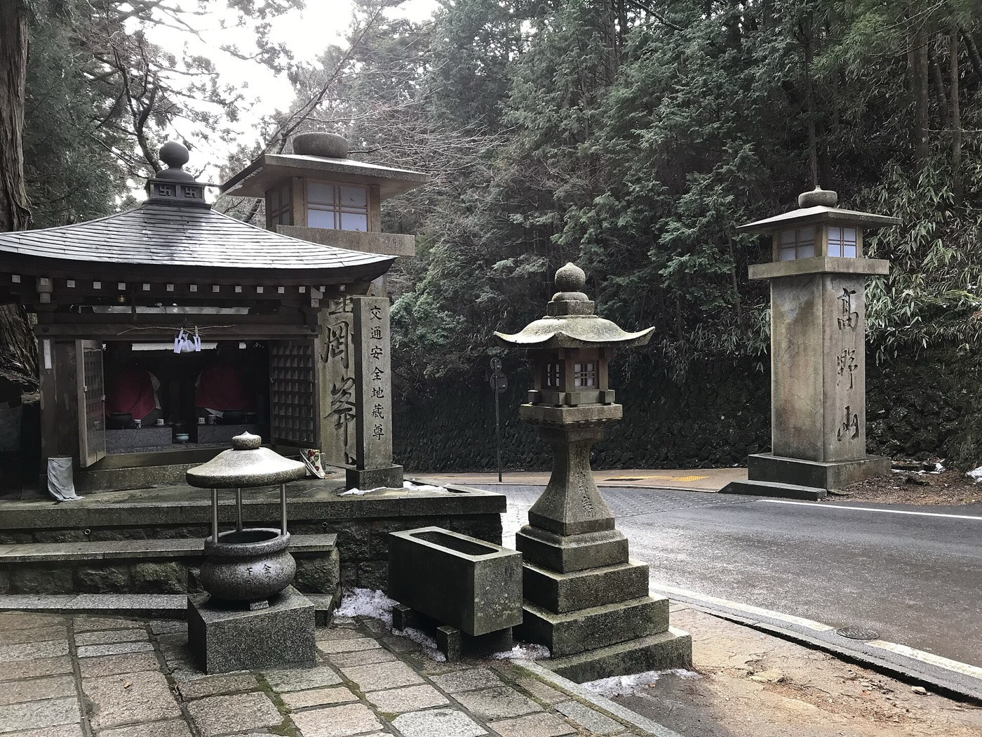 Lanternes de pierre à l’entrée du mont Kōya - Kōyasan, Japon