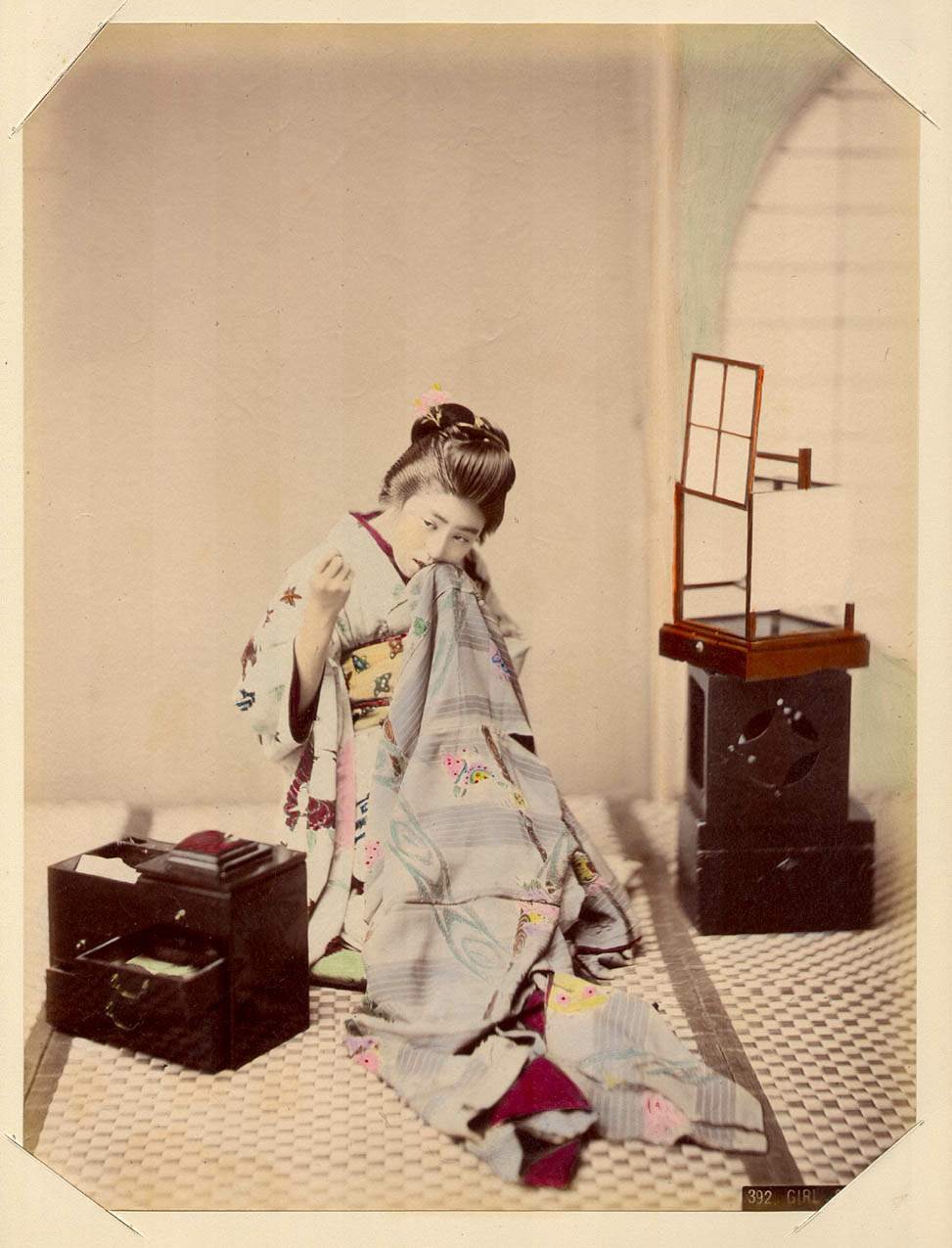 Jeune femme cousant un kimono - Kusakabe Kimbei, photographie colorisée, ère Meiji