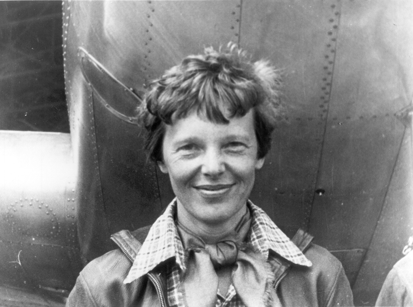 Amelia Earhart devant son Lockheed Electra, 1937